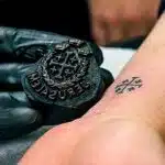 Comment les tatoueurs de rue sont devenus si populaires