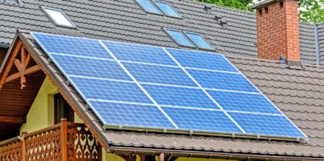 Combien de panneaux solaires sont nécessaires pour recharger une voiture électrique ?