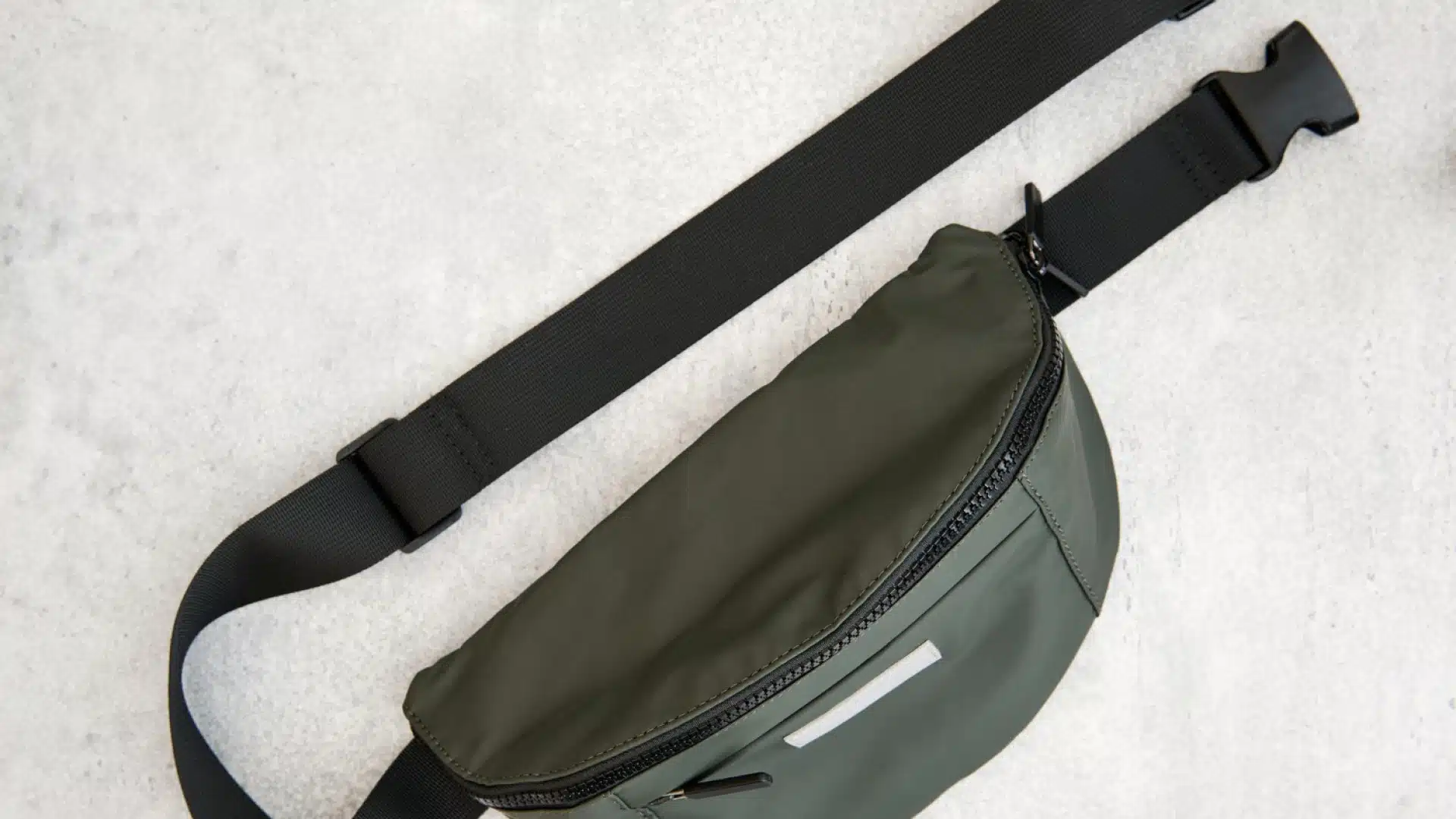 Comment porter le sac banane en toute élégance ?