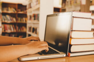 Comparaison des critères essentiels pour choisir une librairie en ligne française depuis l’étranger