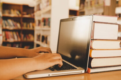 Comparaison des critères essentiels pour choisir une librairie en ligne française depuis l’étranger