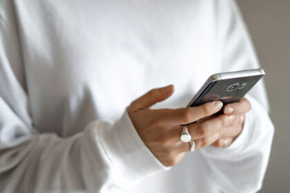 Condoléances reçues par SMS : faut-il envoyer une carte de remerciement après un décès ?