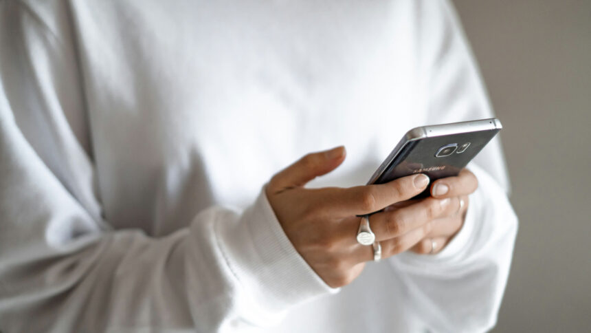 Condoléances reçues par SMS : faut-il envoyer une carte de remerciement après un décès ?
