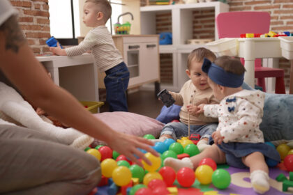 Confier ses enfants à une babysitter : ce qu'il faut vraiment vérifier avant de dire oui