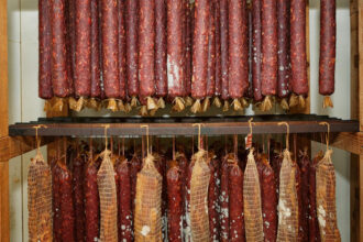 Le présentoir à saucisson : un atout discret mais décisif pour les commerçants