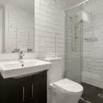 Marche pied et salle de bain : indispensable pour le confort dans les WC