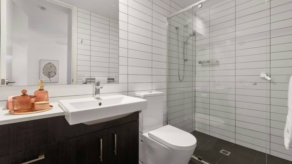 Marche pied et salle de bain : indispensable pour le confort dans les WC