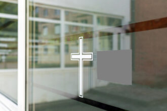 Plaque funéraire en plexiglas : caractéristiques, réglementation et entretien