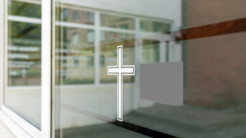 Plaque funéraire en plexiglas : caractéristiques, réglementation et entretien