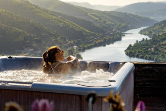 Protégez votre jacuzzi des intempéries grâce à une couverture de qualité pour spa extérieur