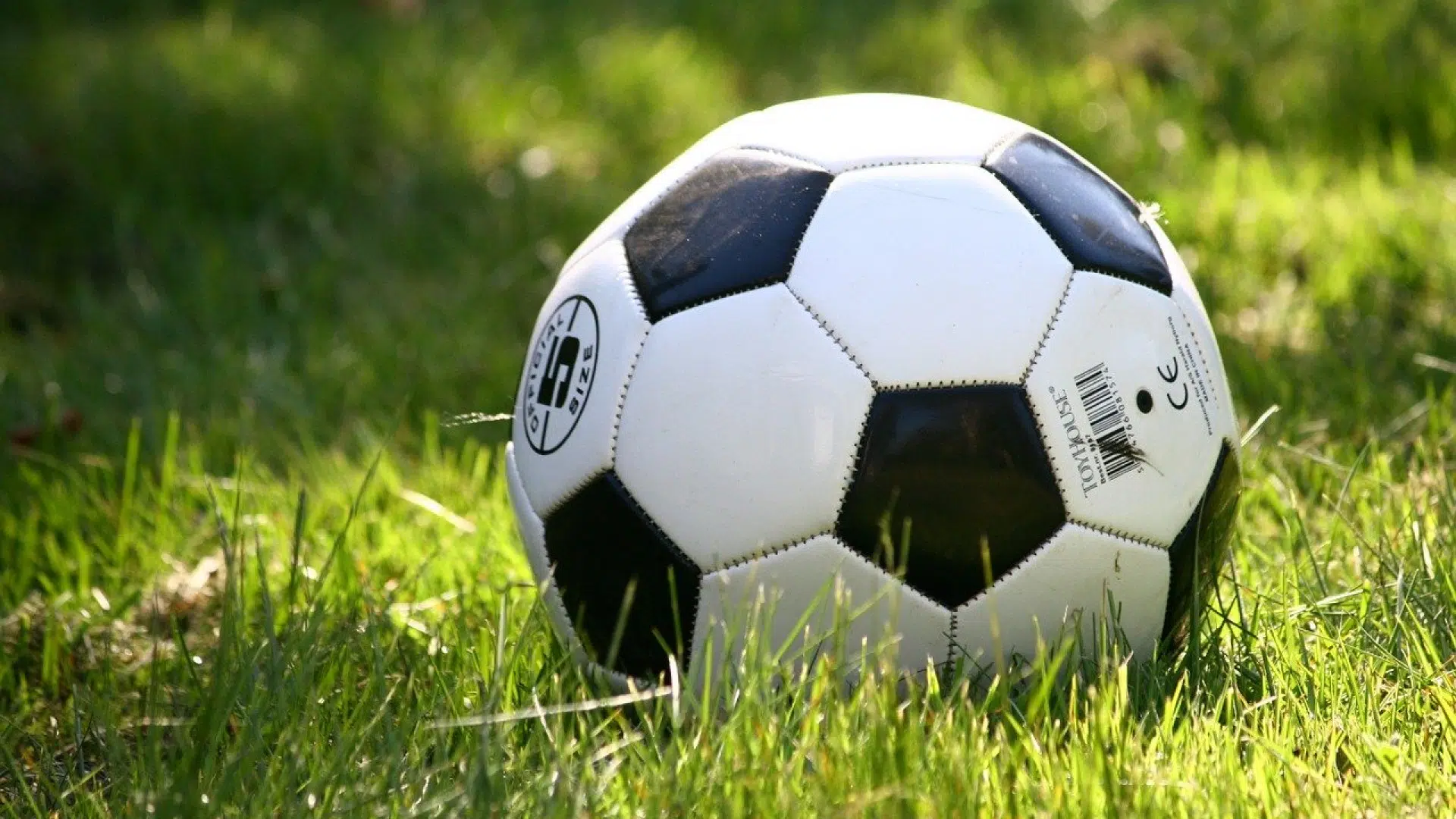 Quelles sont les lois et les règles inhérentes au jeu de football ?