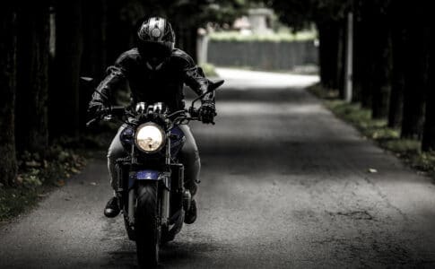 Quels sont les avantages d’un casque de moto adapté ?